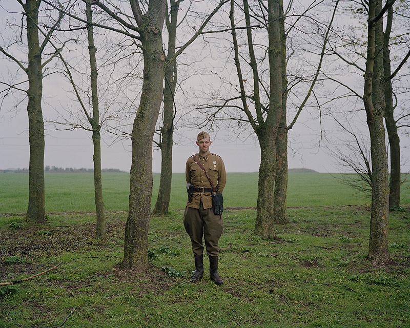 Revela't. Imagen de un soldado posando en un bosque.