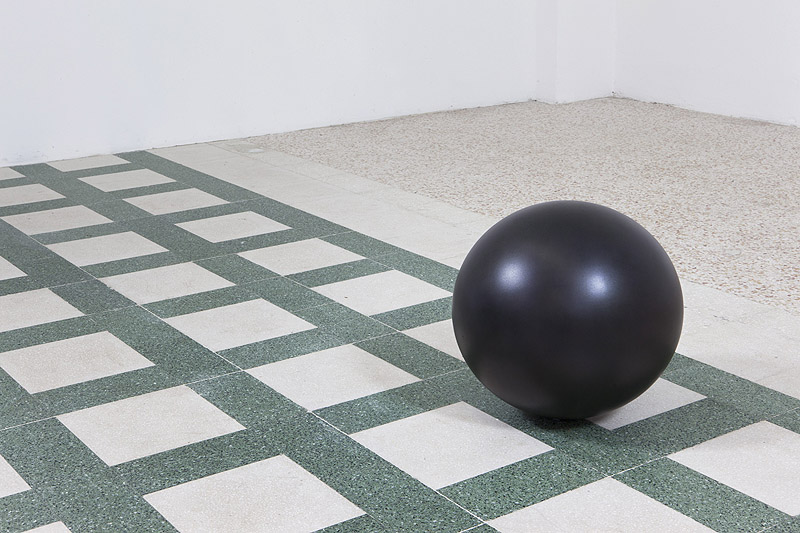 Roni Horn - vista de una esfera negra en una galería de arte