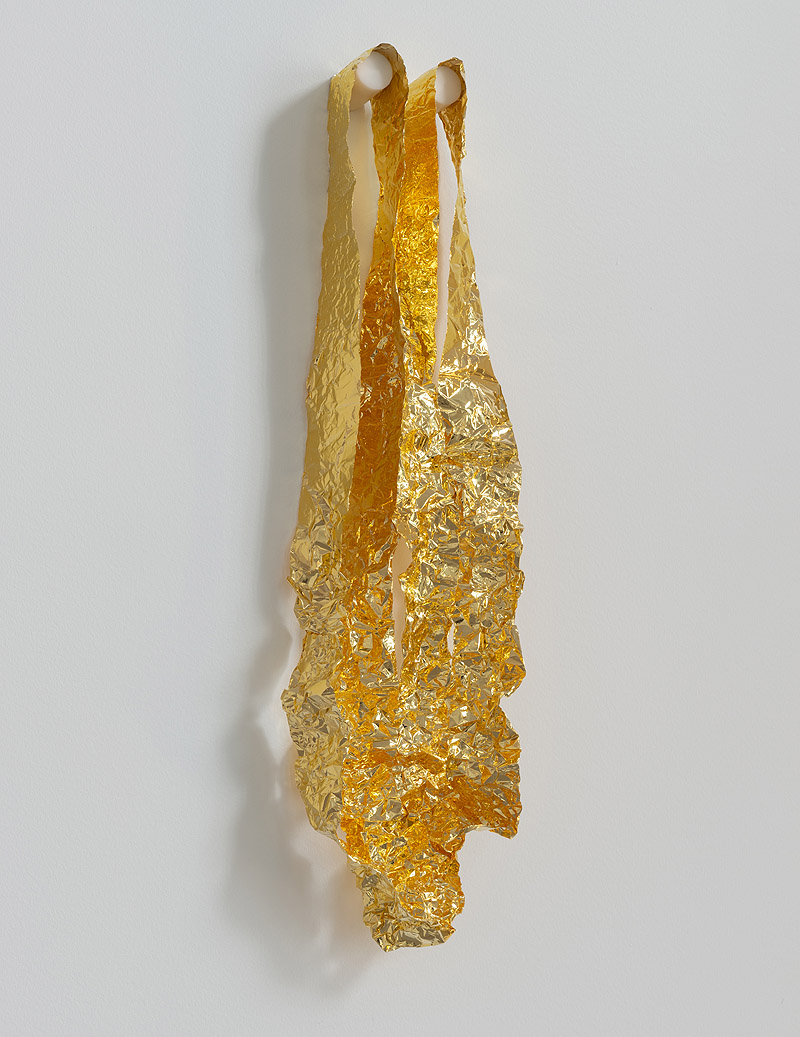 Roni Horn - cinta de material de oro colgada en la pared