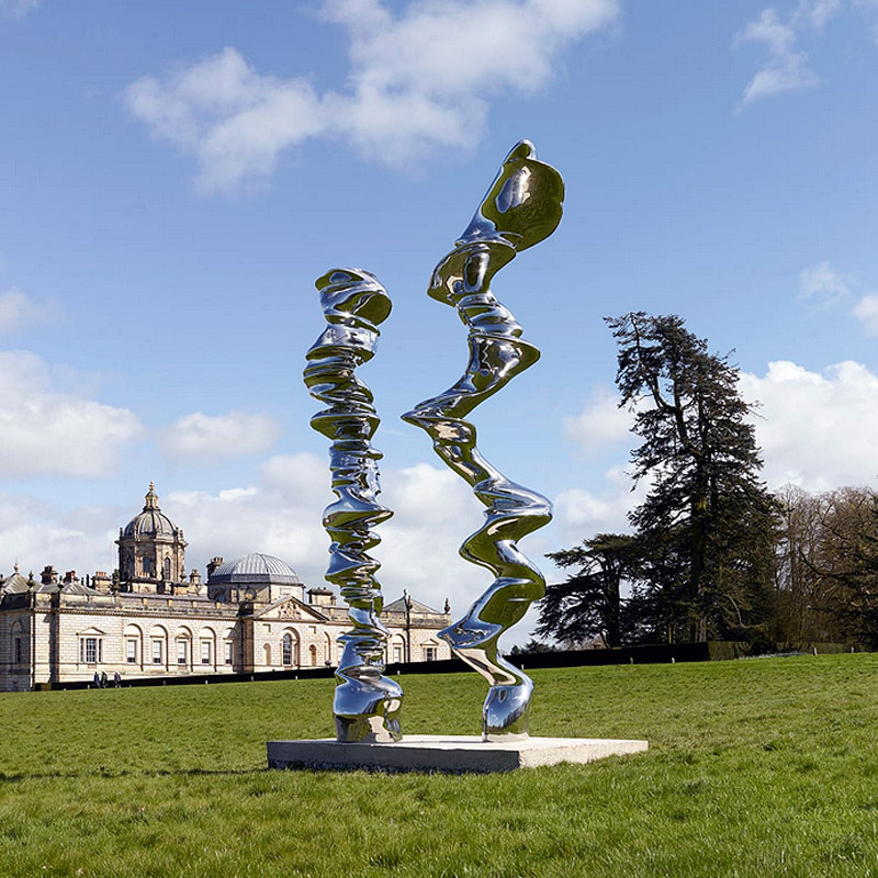 Tony Cragg at Castle Howard, escultura abstracta de gran tamaño y colorida en los jardines del castillo