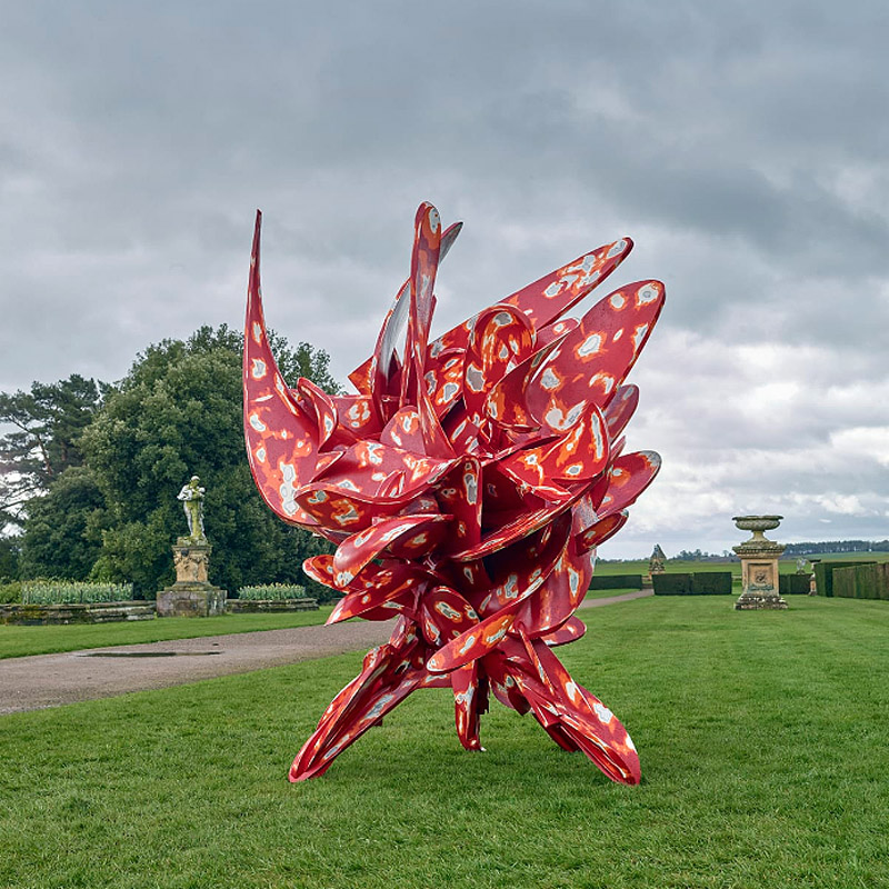 Tony Cragg at Castle Howard, escultura abstracta de gran tamaño y colorida en los jardines del castillo