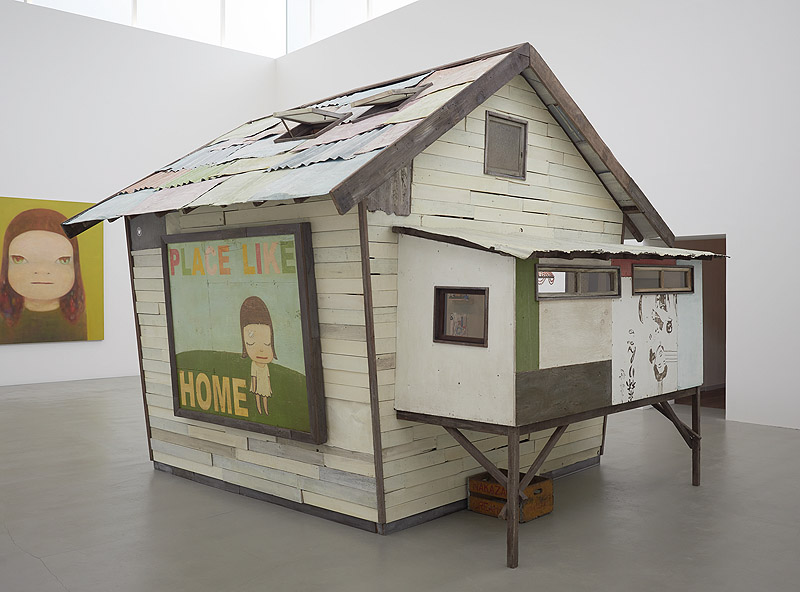 Yoshitomo Nara. Imagen casa con cuadros de Nara.