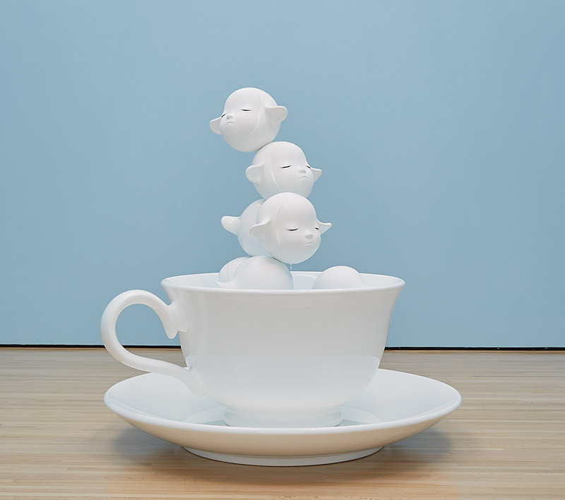 Yoshitomo Nara. Taza con muñecos de sus ilustraciones dentro.