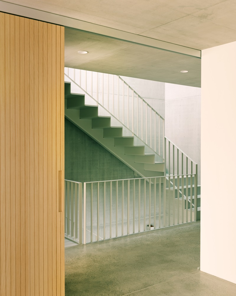 Oberwil House, casa con jardín para dos familias en Suiza