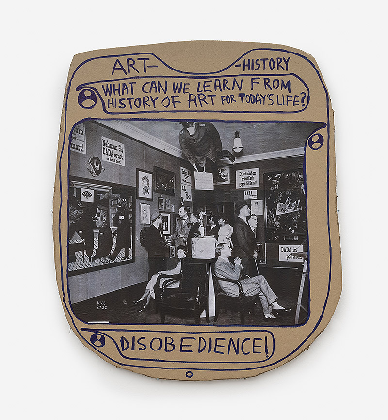 Una de las placas de la exposición en blanco y negro y con texto