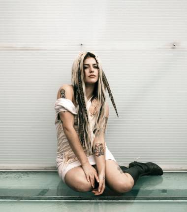 Alba Reche saca las garras en No Soy Tu Hombre, su nuevo LP