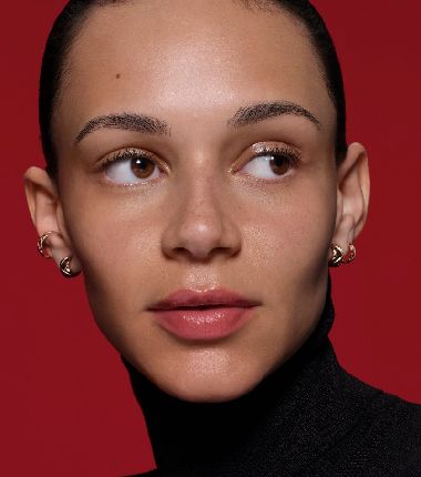 Potencia tu piel con el poder de la camelia roja de Chanel