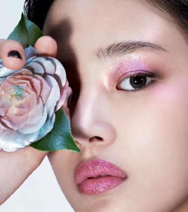 Chanel Beauty mezcla su flor favorita con brillos intensos