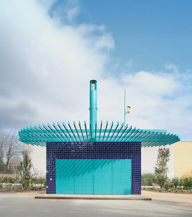 De parking a plaza verde con barbacoa por h3o architects