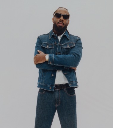 Brent Faiyaz arrasa con prendas denim de Guess Jeans