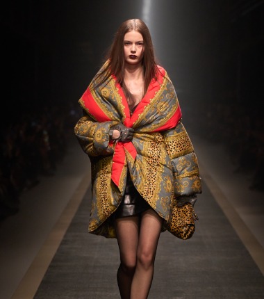 Versace redobla en todo lo que es su identidad para fw25