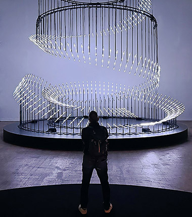 Into the Light: la gramática impecable de la luz