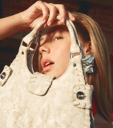Ester Expósito no es una muñeca, es una chica Desigual