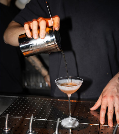 Fluid coctelería Madrid: combinados, vinilos y arte