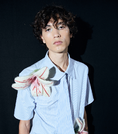 Lemāchet desviste lo masculino con blusas, faldas o flores