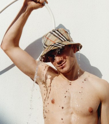 Burberry nos viste para el verano con el que soñamos
