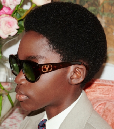 ¿Discretas? ¡No! Las gafas de Valentino hablan por sí solas