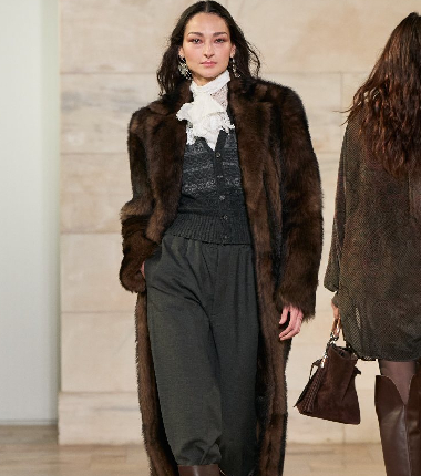 Una chica Ralph Lauren en otoño tiene estilo western urbano