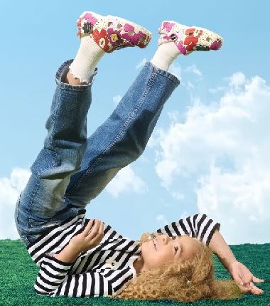 Crocs dibuja las flores de Marimekko en sus clásicos zuecos