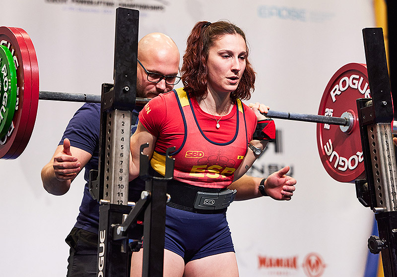 Rosalía Veiga - imagen de la deportista praticando powerlifting
