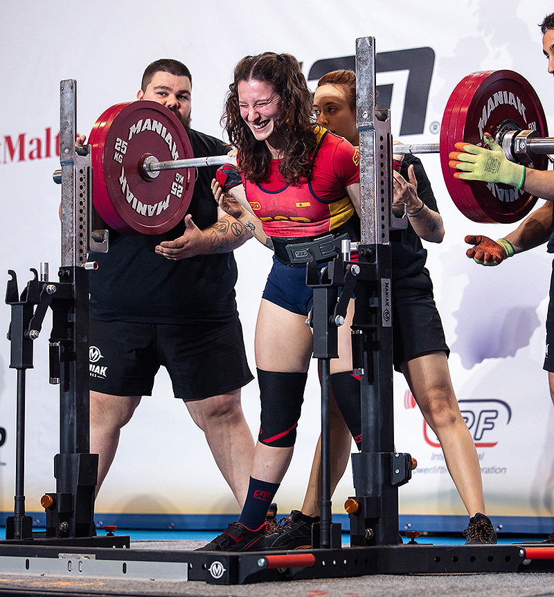 Rosalía Veiga - imagen de la deportista praticando powerlifting