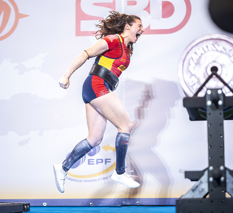 Rosalía Veiga - imagen de la deportista praticando powerlifting