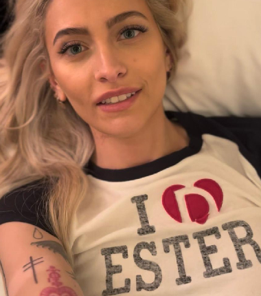 Ester Expósito y Paris Jackson frenan su hate y el de todas