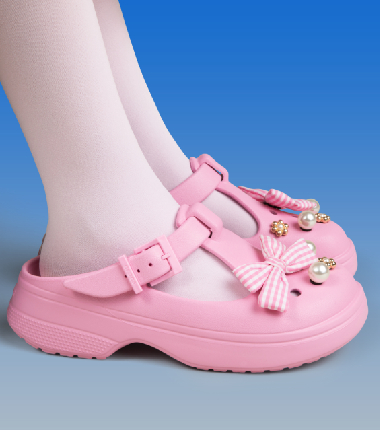 Crocs está detrás del come back de los zapatos del cole