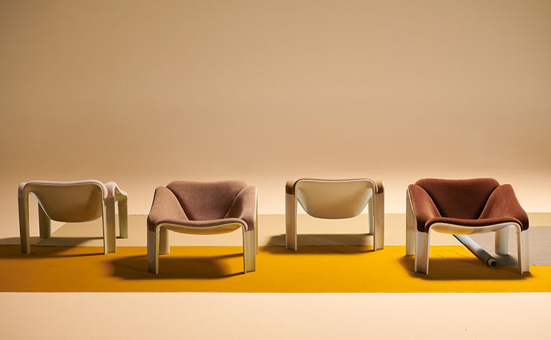 Vista frontal de varias Gubi F300 Lounge Chair de Pierre Paulin en diferentes acabados