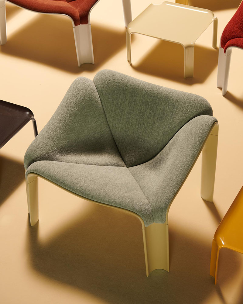 Plano cenital de la Gubi F300 Lounge Chair de Pierre Paulin en tapizado gris claro, rodeada por la mesa auxiliar T877 y otras versiones del mismo modelo