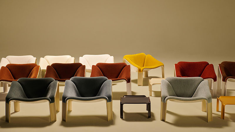 Composición de grupo con varias Gubi F300 Lounge Chair de Pierre Paulin dispuestas en filas, junto a mesas T877 en distintos colores