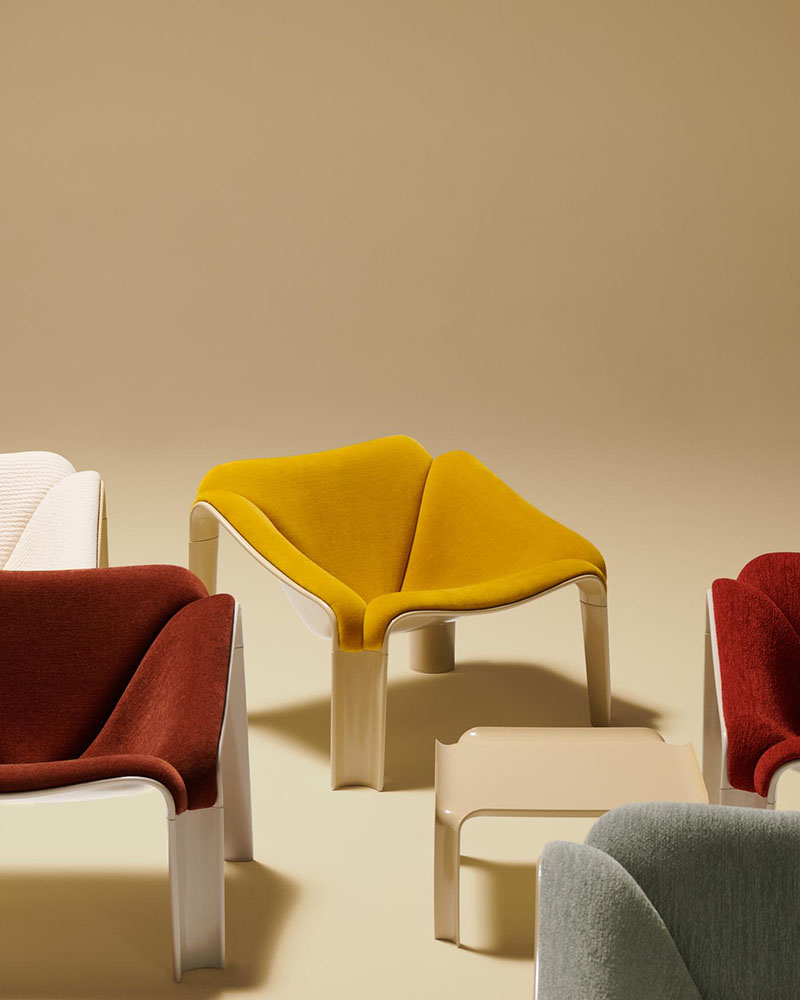 Detalle de la Gubi F300 Lounge Chair de Pierre Paulin en acabado mostaza, junto a otras versiones del mismo diseño y varias T877