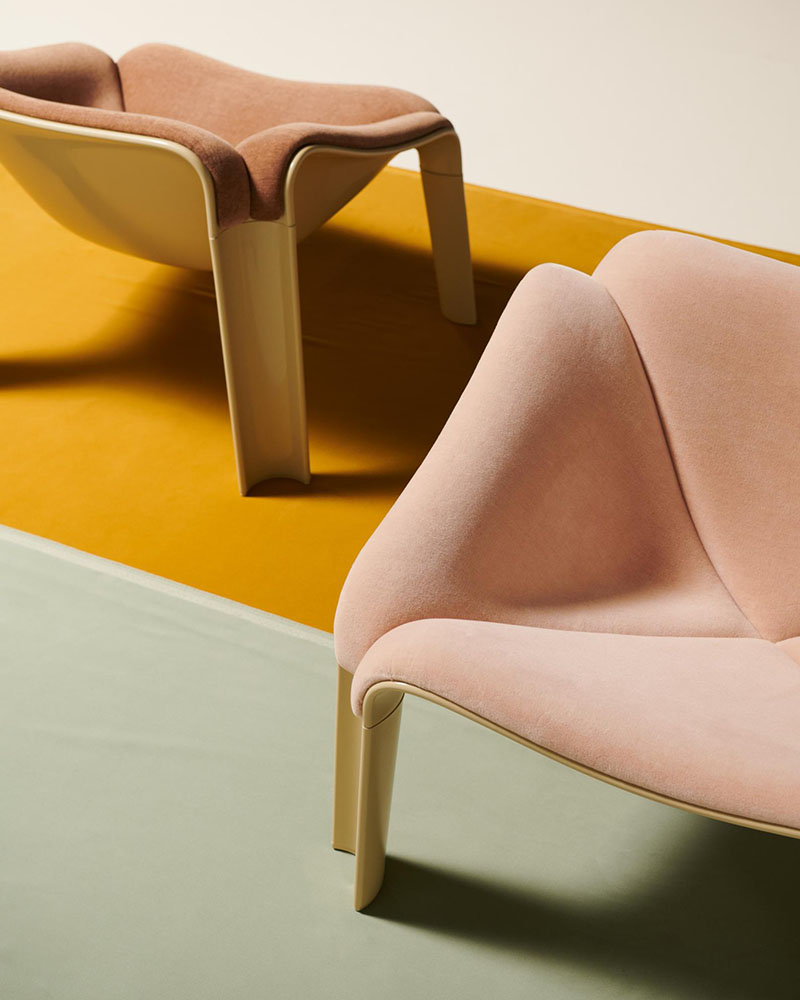 Primer plano de dos Gubi F300 Lounge Chair de Pierre Paulin en tonos empolvados