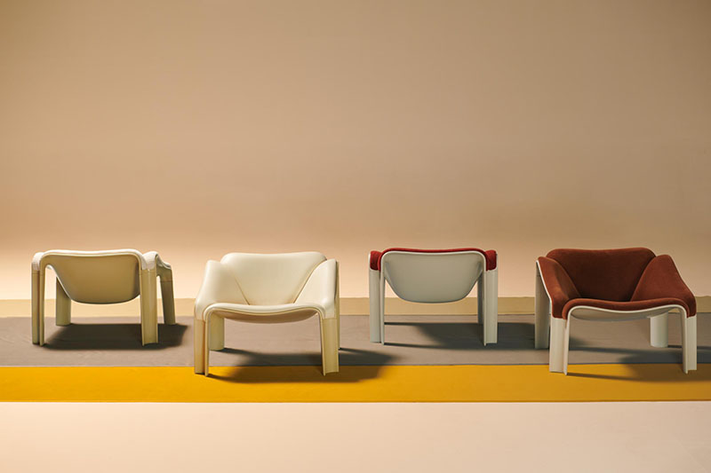 Vista trasera de cuatro Gubi F300 Lounge Chair de Pierre Paulin mostrando la carcasa de polímero técnico HiREK® en color marfil