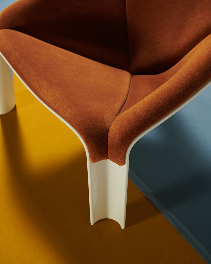 Detalle de la unión entre asiento y patas en una Gubi F300 Lounge Chair de Pierre Paulin tapizada en color terracota