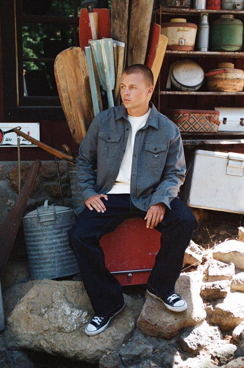 Look casual con camiseta y vaqueros