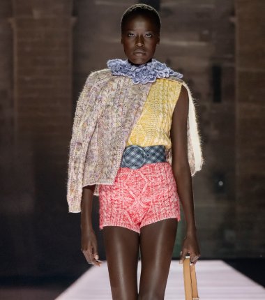 Louis Vuitton se pone teatral y dramático con Crucero 2026