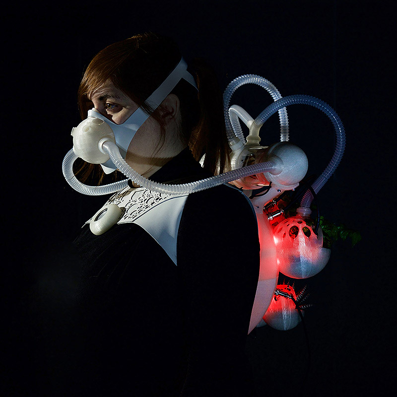 Mujer conectada artificialmente a una planta