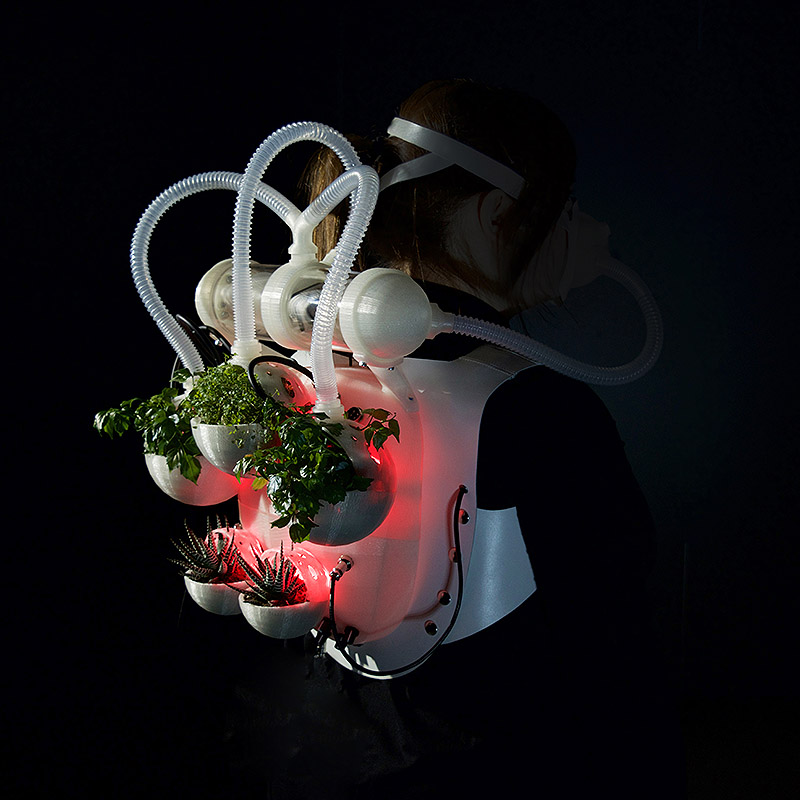 Vista de humano con conector de plantas artificial