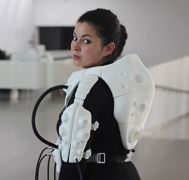 Vista de humano con el equipo conector de plantas