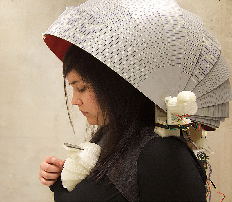 Mujer con cabeza dentro de cápsula