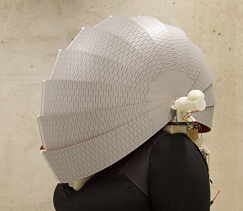 Mujer con cabeza dentro de cápsula