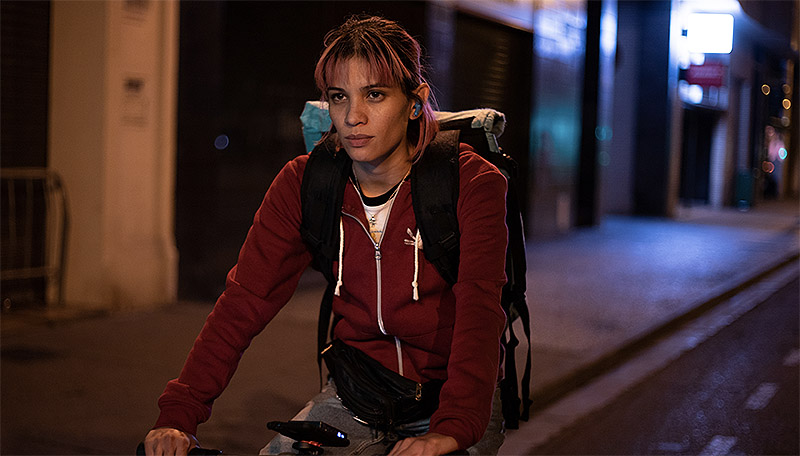 Rider, fotograma de la película, imagen de la protagonista en bicicleta