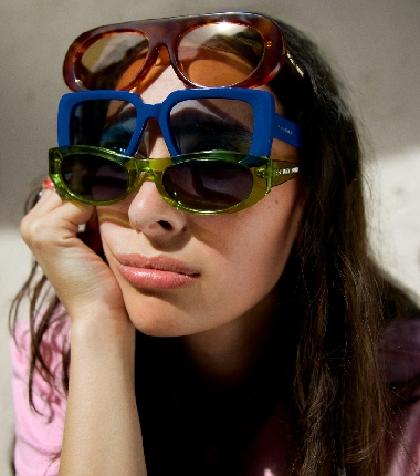 Y las gafas de sol de 2025 son coloridas y Made in Galicia