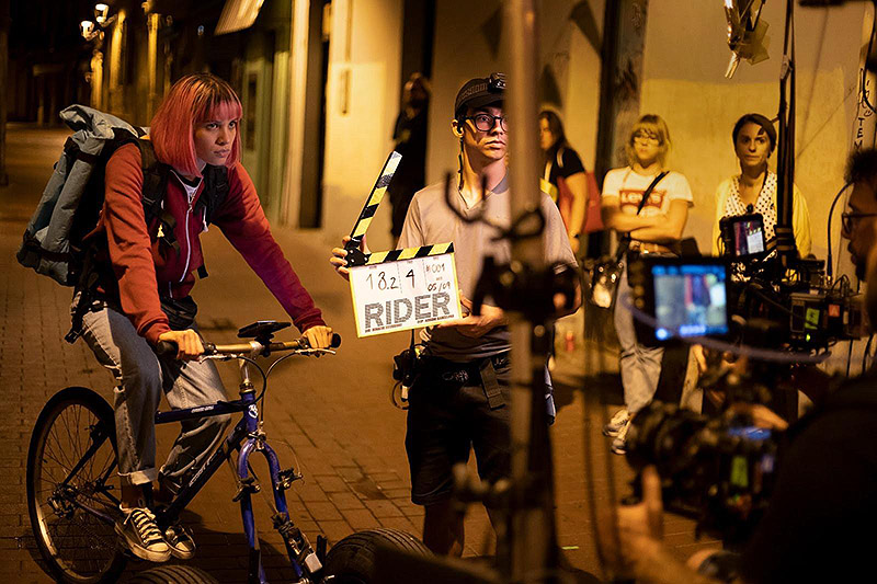 Rider,imagen de rodaje de la película, imagen de la protagonista en bicicleta