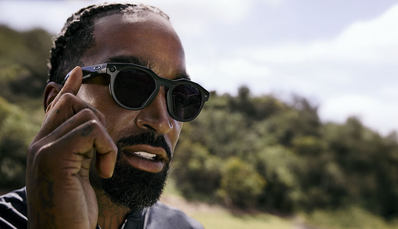 Oakley Meta HSTN: un hombre graba pulsando la patilla