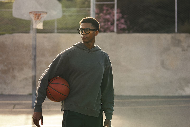 Oakley Meta HSTN: un hombre juega al baloncesto con la gafas puestas