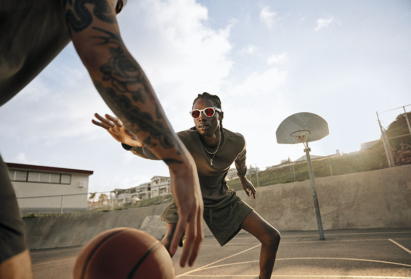 Oakley Meta HSTN: un hombre juega al baloncesto con la gafas puestas