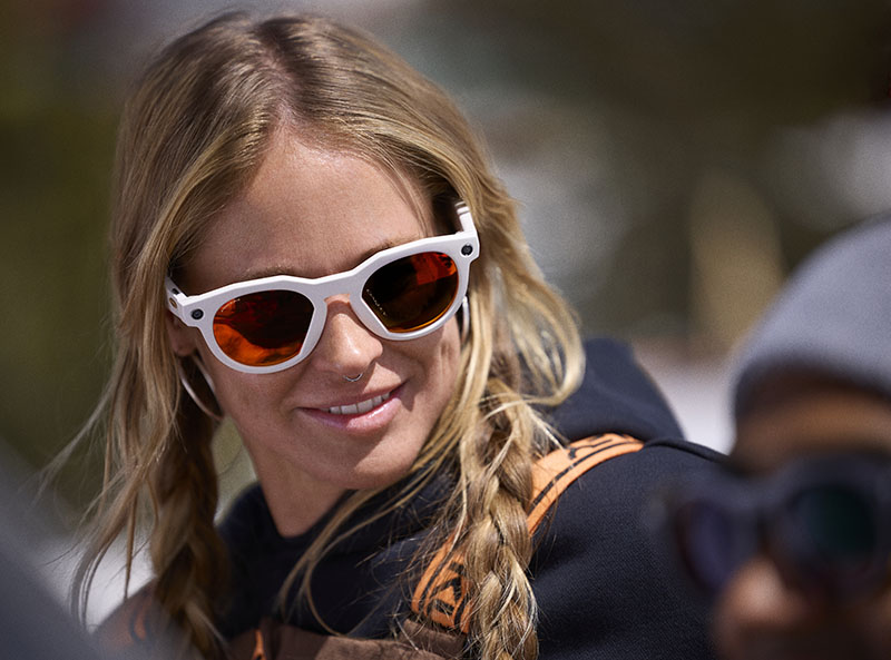 Oakley Meta HSTN: una chica con el modelo de montura blanca