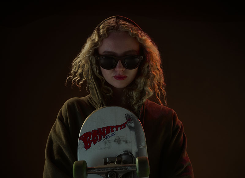 Oakley Meta HSTN: una chica con el modelo de montura negra y un monopatíni